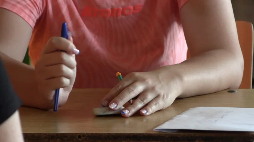 Sırbistan'da Öğrenciler Arasında Modern Teknolojiyle Kopya Çekme Yaygınlaşıyor