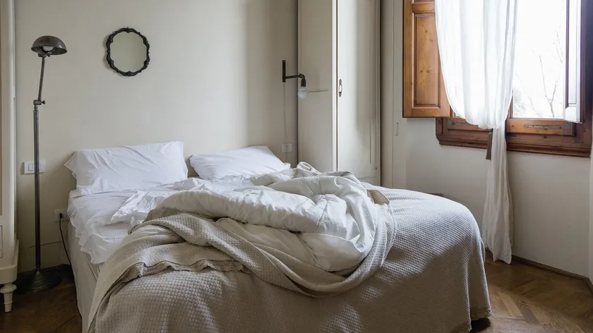 Geleneksel Öğretiler: Yatağın Yanına Konulan Su Daha İyi Uyku Sağlayabilir