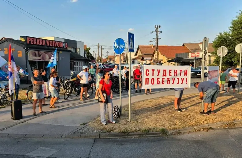 Sırbistan'da Veternik'te SNS taraftarları vatandaşlara saldı Polis olayı ayırdı, yaralı sayısı arttı