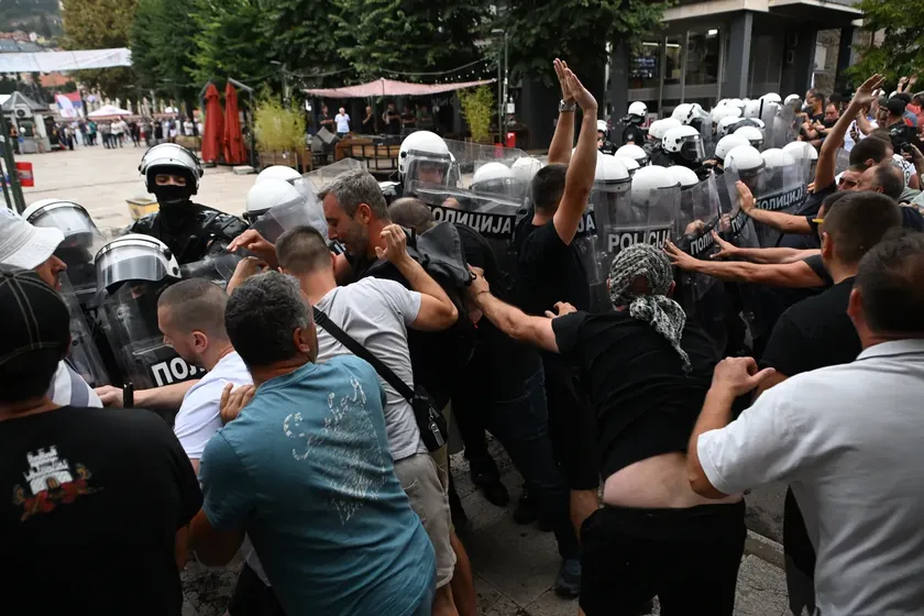 Sırbistan'da bir toplanışta olay çıktı.