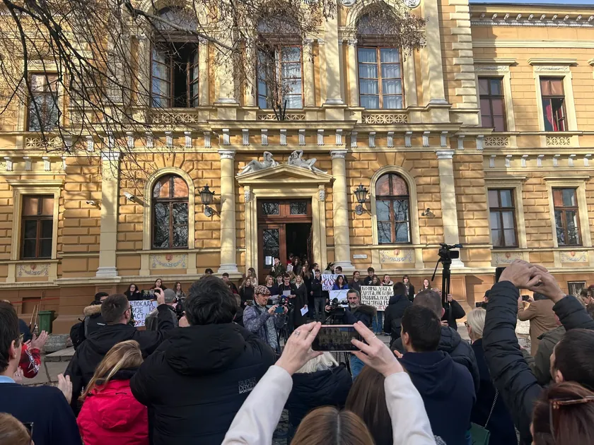 Maturantlar Jovan Jovanović Zmaj Lisesi'nde Boş Durumdan Şikayet Ediyor