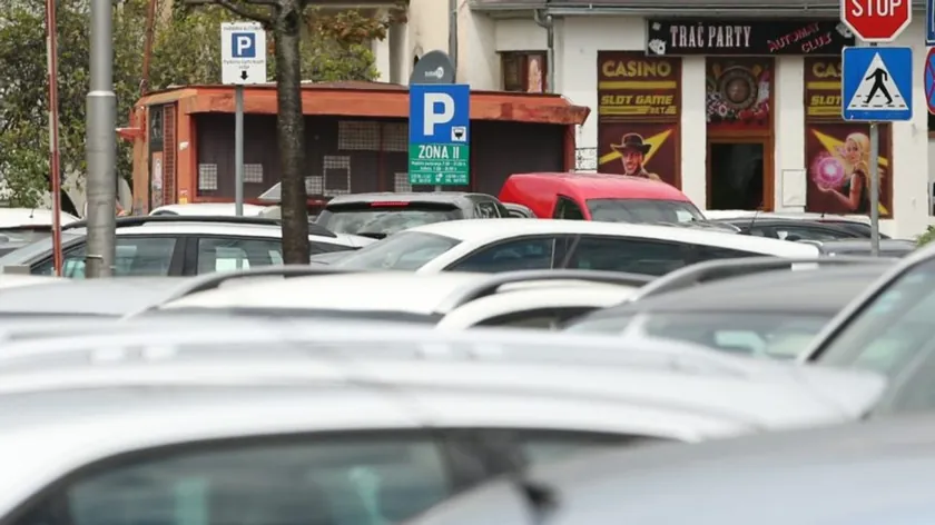 Smart sahibi dolu bir park yerine aracını sığdırarak başka bir aracı engelledi