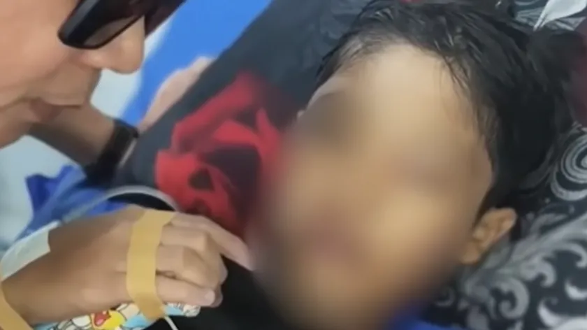 Endonezya'da 12 yaşındaki çocuk kaynar su içmeye zorlanarak öldü