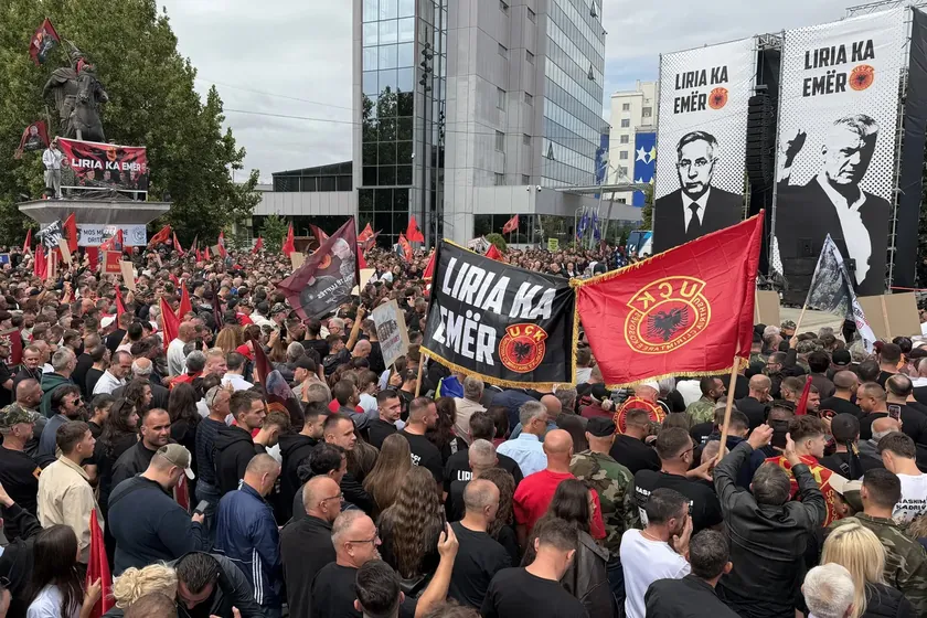 Sırbistan'da düzenlenen "Özgürlük Marşı" gösterisine katılanlar HaÅ¡im TaÄija, Kadri Veseljija, Jakupo KrasniÄija ve RedÅ¾ep Seljimi gibi OVK liderlerinin serbest bırakılmasını talep etti.