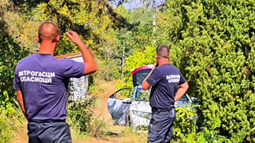 Sırp vatandaşları Deliblatska Peşçari'ndaki yangınla mücadele eden itfaiyecilere teşekkür ediyor