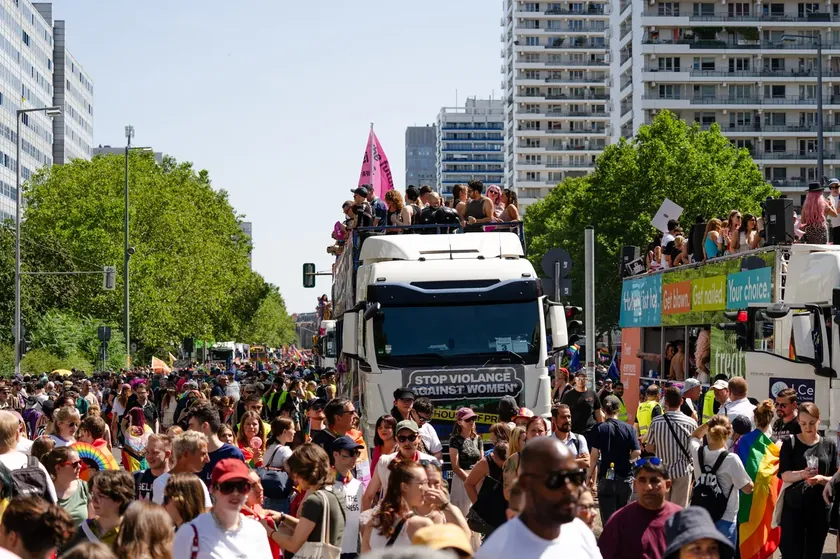 Berlin'de Christopher Street Day kutlamaları sırasında araba kalabalığa çarptı.