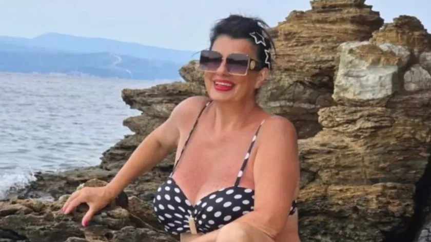 Sırp şarkıcının Yunanistan'da bikinisiyle fotoğrafları sosyal medyada büyük ilgi görüyor