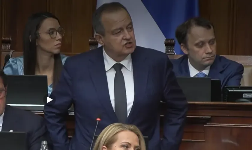 Sırbistan İç İşleri Bakanı Ivica Dačić, Skupština'da "zvuğa topa" kaydı paylaştı.
