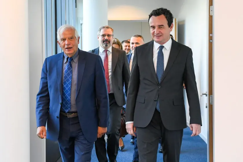 Kosova Parlamentosu'nda Aljbin Kurti'ye yumurta atıldı
