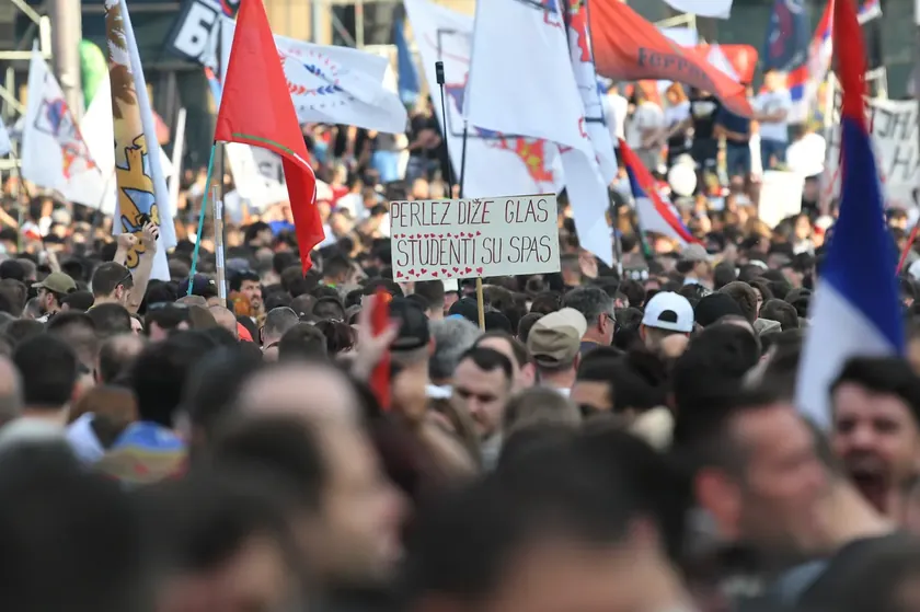 Sırp öğrenciler, yeni planlama ve inşa yasası değişiklikleri nedeniyle protesto ediyor.