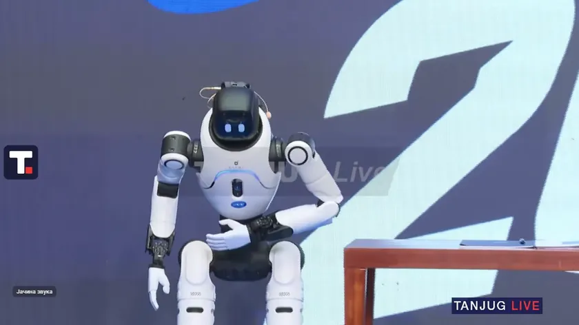 Sırbistan'da Cumhurbaşkanı Vucic'ten Robot Lumi Esprisi ve Yapay Zeka Vizyonu Açıklaması