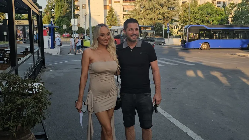 Luna Đogani'nin Kızları Mija ve Lana Şık Halınalarla Poz verdi