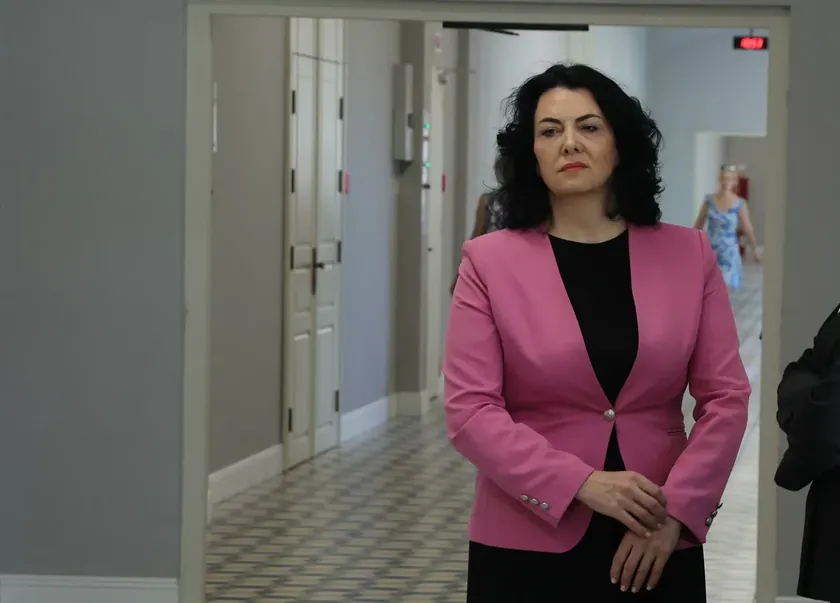 Dragana Sotirovski bugün yargılama salonuna çıktı Eski NiÅ¡ Belediye Başkanı milyonlarca liralık yolsuzluk suçlamalarıyla yargılanıyor