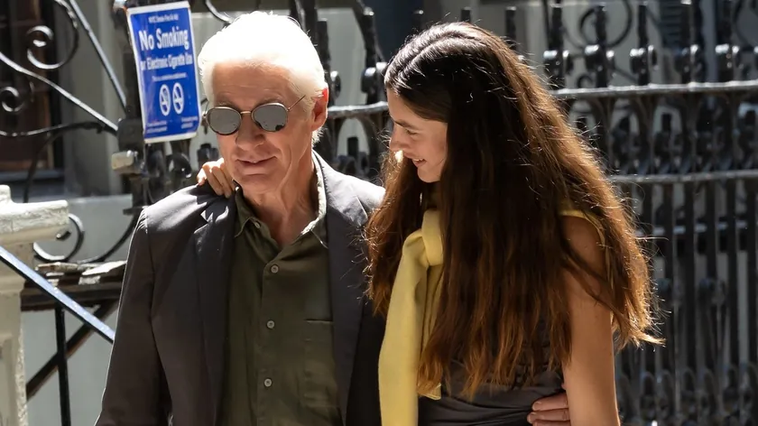 Ričard Gir, Dajana Silvers ile birlikte "Asymmetry" filminin aşk hikayesini yeniden canlandırıyor.