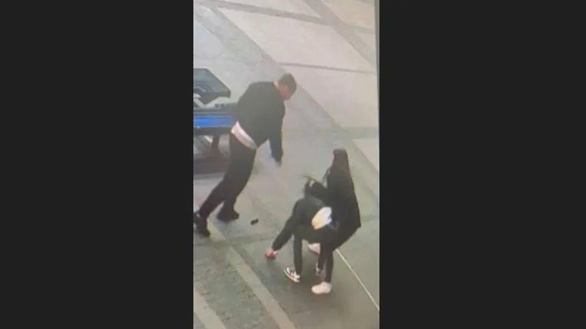 Belgrad'da 35 Yaşındaki Adamın Gözüne Makasla Saldırı Görüntülendi