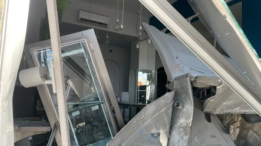 Beograd'ta meydana gelen trafik kazasında otobüsün çarptığı yerin görüntüleri korkutucu bir tablo sergiliyor.