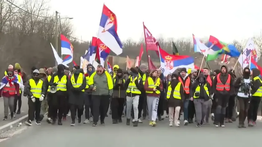 Sırbistan'ın Darosava köyünde öğrenciler kapı kapı dolaşarak kampanya yapıyor