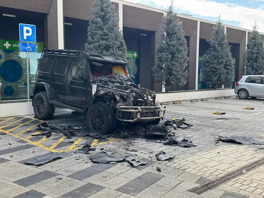 **Sırbistan'da Youtuber Bogdan Iliç'in lüks Brabus jipi alevler içinde kaldı**