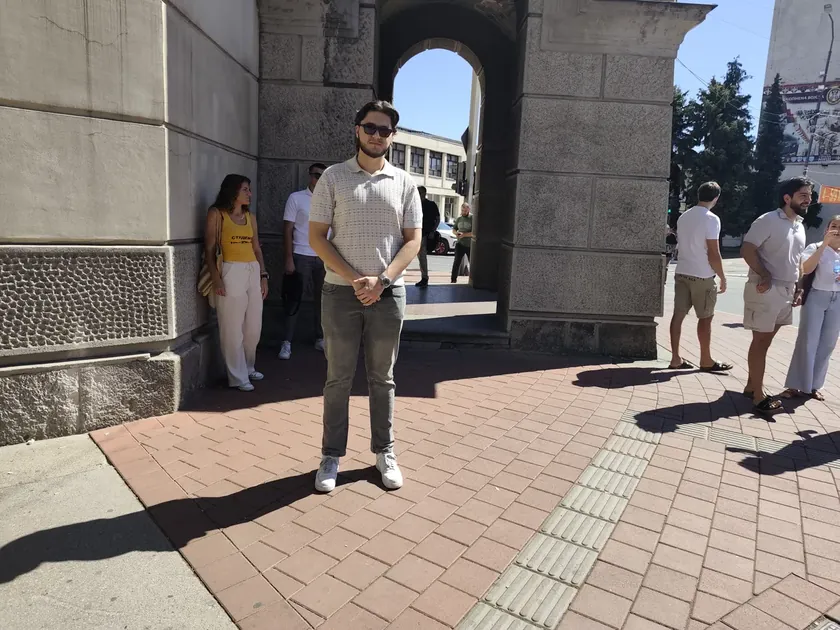 NiÅ¡ki bir öğrenci suçlamadan kurtuldu Savcı onu yumurtalarla ve suyla belediye başkanını hedef aldığı gerekçesiyle suçlamıştı.