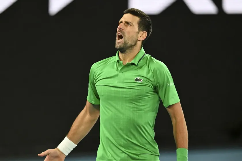 Sırp tenisçi Novak Djokovic Avustralya Açık sonrası Atina'ya döndü, hayranları ile fotoğraf çektirdi.