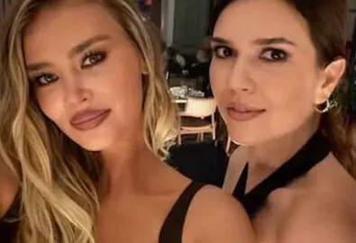 Anica Lazareviç ve Sofija Miloševiç'in kumluğu serüvenini paylaştı.