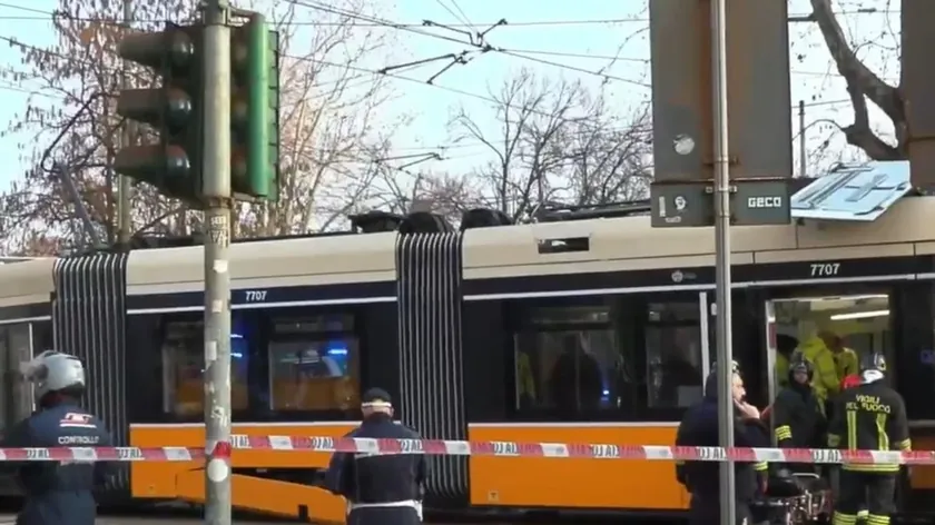 İtalya'nın Milano kentinde tramvay raydan çıktı bir kişi hayatını kaybetti 39 kişi yaralandı