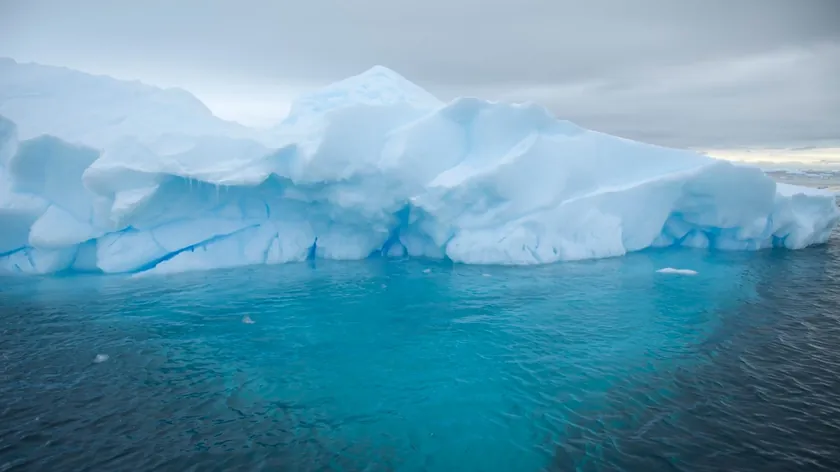 İzlandalı bir fotoğrafçı dronla buzulun içinde gizlenen fantastik bir mağarayı keşfetti.