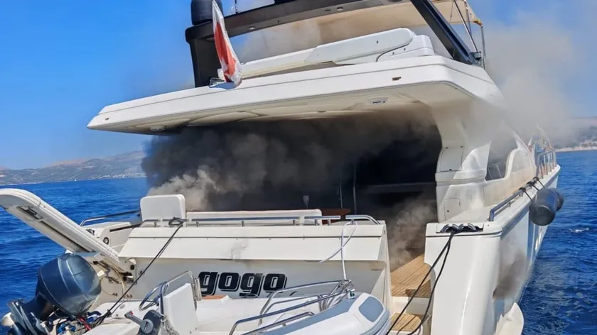 Çiova yakınlarında çıkan yangın sonrası batan yat 6 kişi kurtarıldı (video)