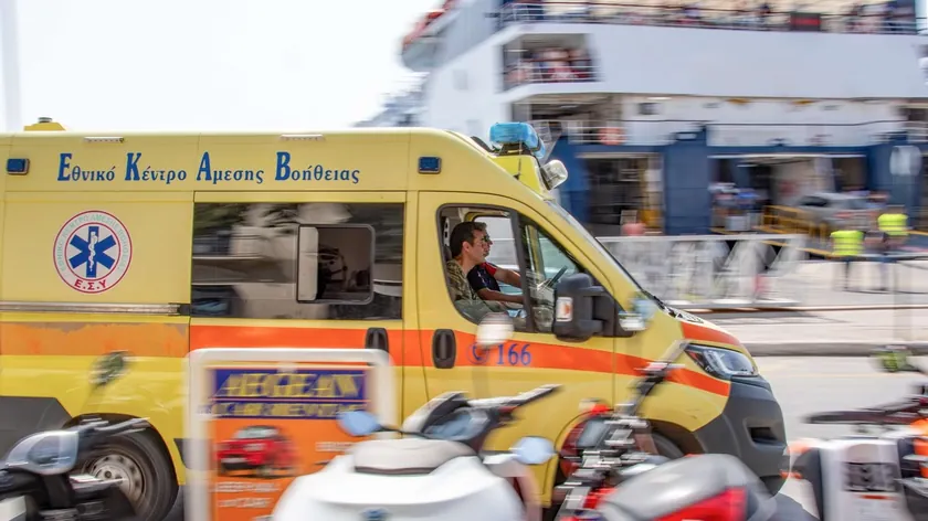Halkidiki'de beş yolcuyla motorlu tekne batmış, kurtarma ekipleri hemen müdahale etmiş.