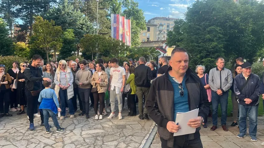 Sırbistan Trstenik'te rahip Stefan Đurđević'in görevden alınması halkta protestolara yol açtı