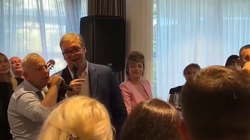Vučić, beraberindeki çalışma arkadaşlarıyla, Cumhurbaşkanlığı'ndaki veda kokteylinde "A Şimdi Hoşça Kal" şarkısını söyledi.