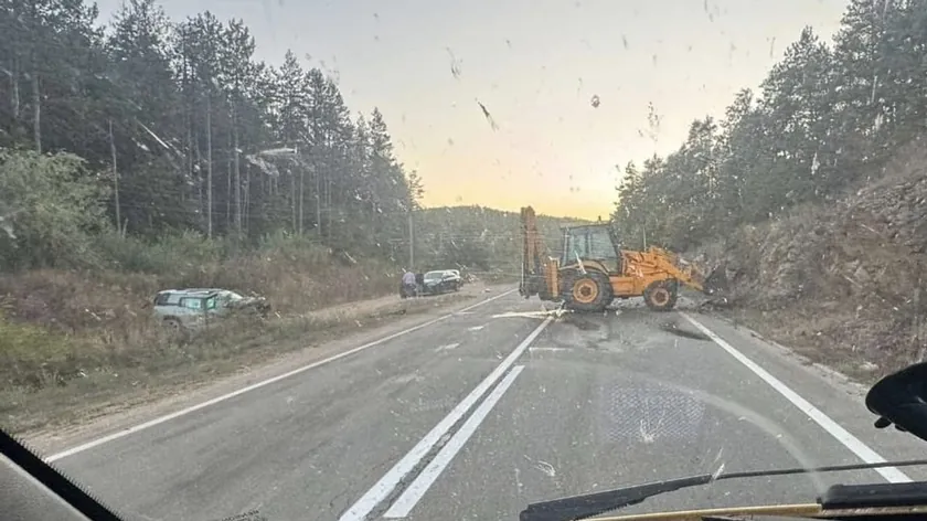 Boljevac yakınlarında iş makinesine çarpan arazi aracı yoldan çıktı