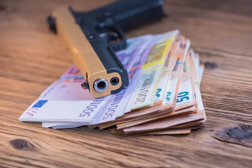 Sırp ve Ukraynalı bir adam dolandırıcılık suçundan tutuklandı.
