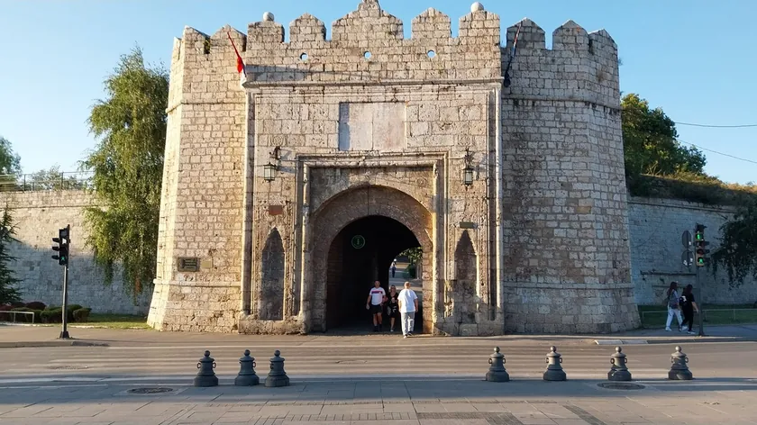 Sırbistan Niş Kentinde Trafik Düzenlemeleri ve Park Yasağı Uygulamaları Başladı