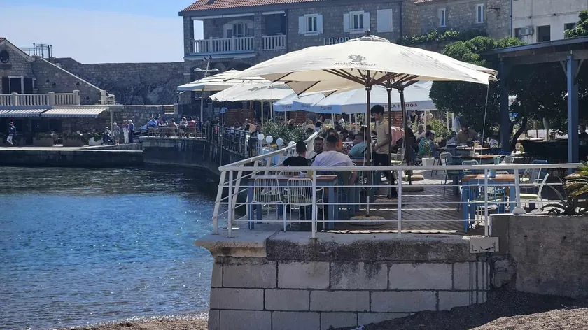 Sırbistan vatandaşları Paskalya tatili için Karadağ'ı tercih etti, Budva ve Herceg Novi'deki güncel fiyatlar.