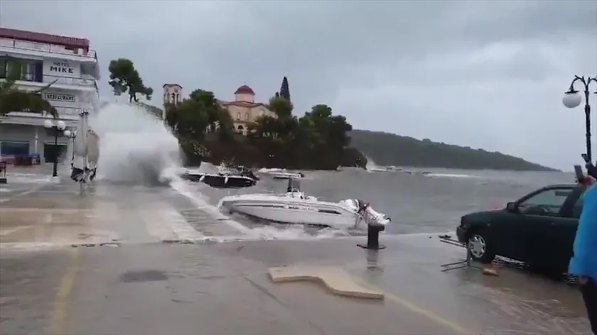 Grčka'da turistler için acil uyarı Güçlü hava durumu bekleniyor.