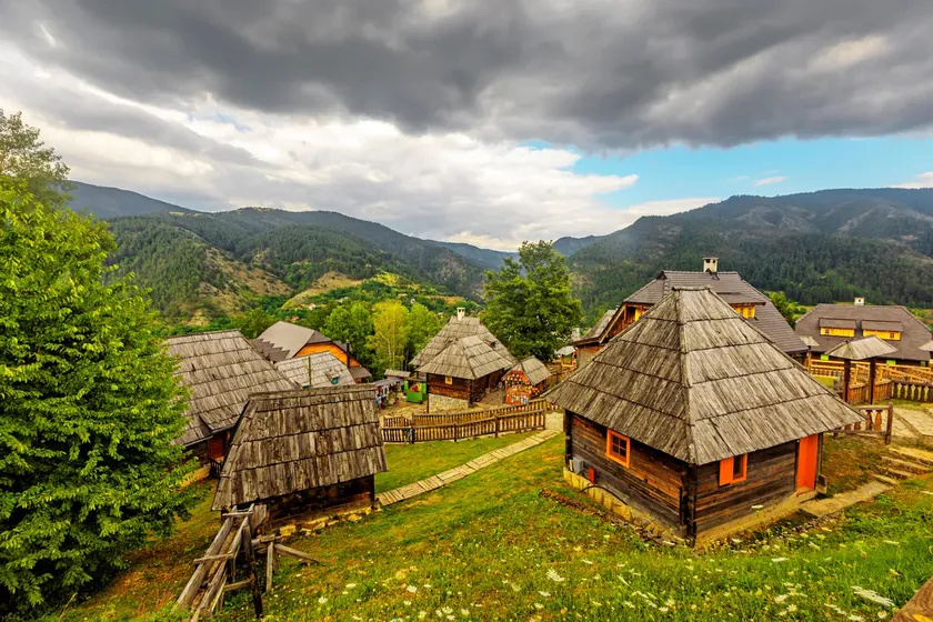 Turizm Bakanı Emekliler Yarın 30.000 Tatil Vouchera Alıyor