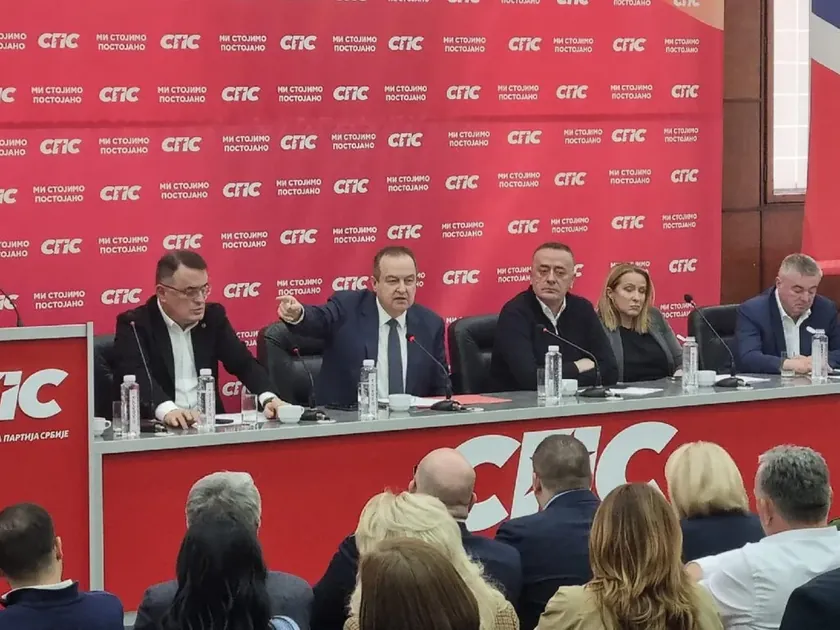 Sırbistan Sosyalist Partisi'nden Branko RuÅ¾iÄ'nin ihraç edilmesi parti içindeki gerilimleri artırdı.