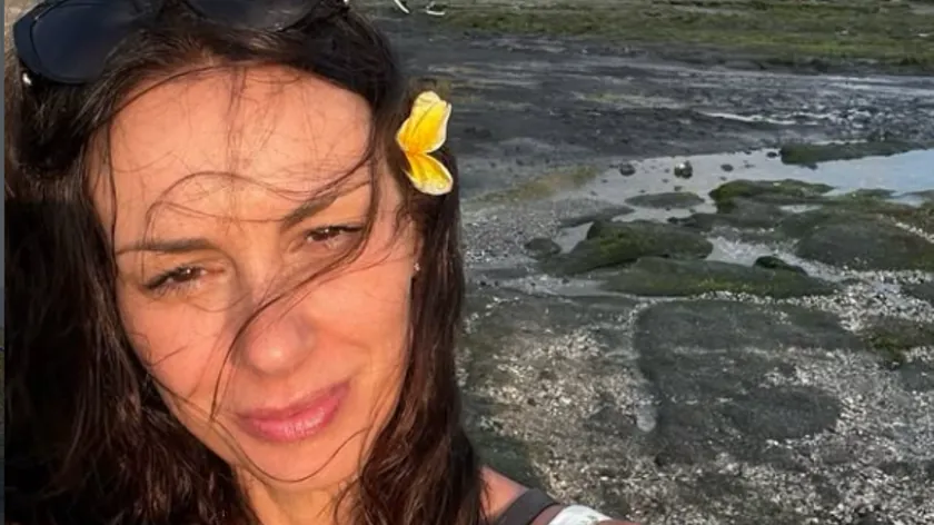 Sloboda Mićalović, Balide egzotik bir tatil geçiriyor.