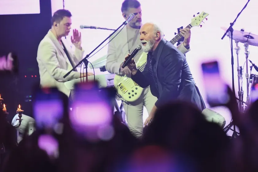 Dino Merlin'in Saraybosna Konsertide "Dino, Lopove" Şarkısıyla Karşılaşması