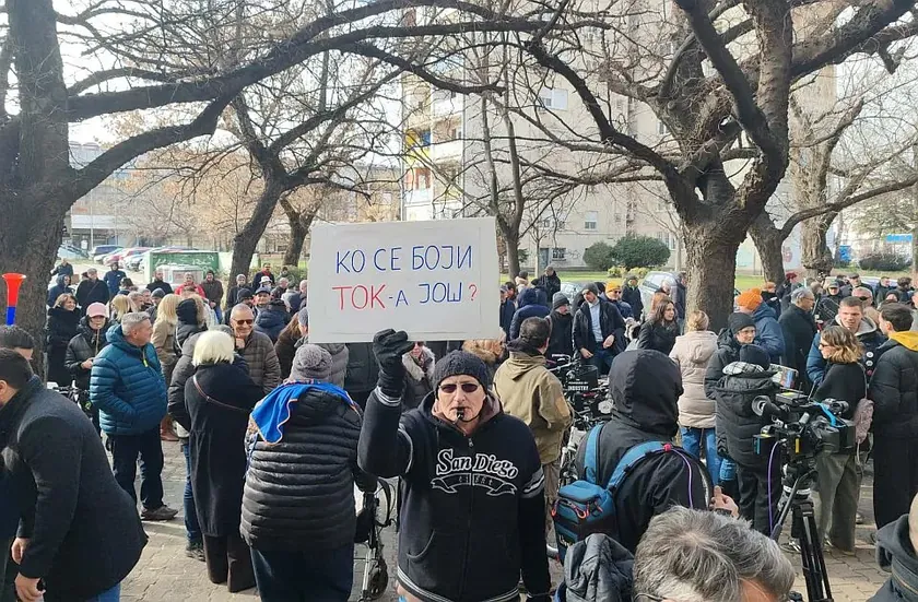 Novi Sad'da avukatlar Mrdić yasalarını protesto ederken mahkeme personeli de katıldı