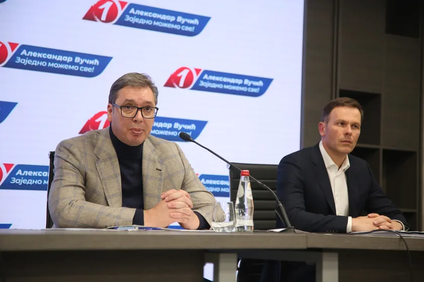 Sırbistan'da devlet krizi sürerken Vučić ve Mali televizyon programında