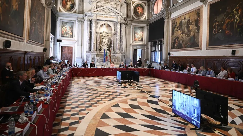 Venecijanska Komisyon Sırbistan Pravosuad Akademisi ile ilgili önerileri uyguladı.