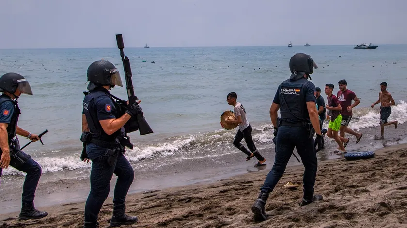 Sırbistan'dan gelen haberlere göre, Marokaklı yetkililerin göçmenleri İspanya'ya yönlendirdiği iddia ediliyor.