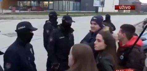 **Sırbistan Valjevo'da protestocu öğrencilere maskeli polisten 'Çünkü canım istedi' yanıtı**