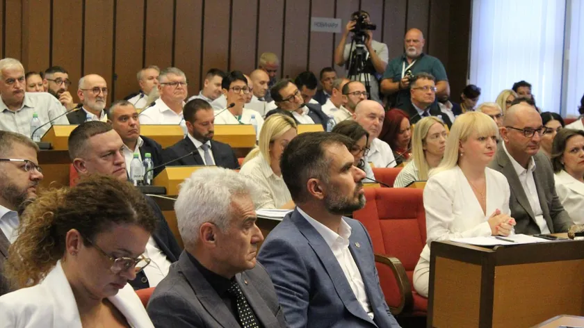 Sırbistan'ın Novi Sad kentindeki mecliste Miran Pogačar adlı bir üyenin eylemi nedeniyle tartışma çıktı.
