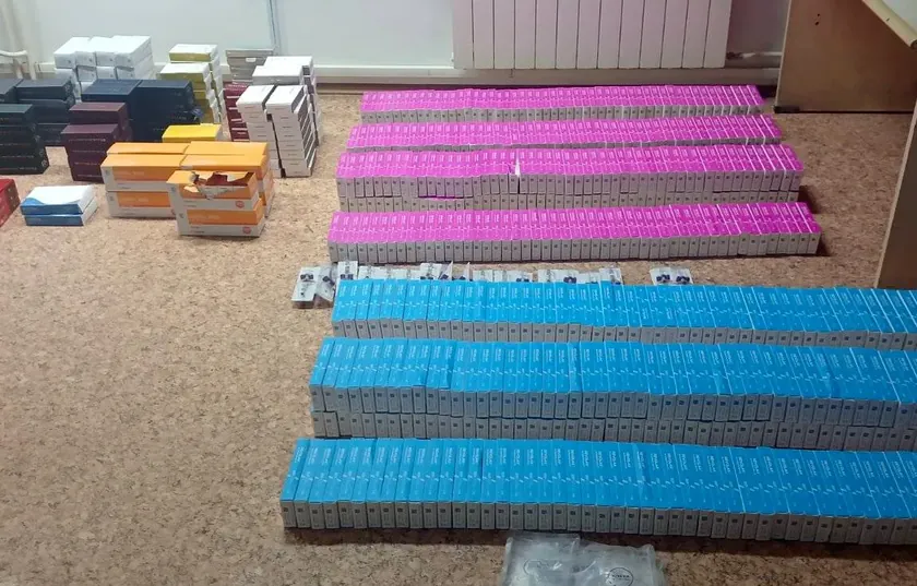 Sırbistan'da polis sahte parfüm ve estetik ürün kaçakçılığı operasyonunda dört kişiyi tutukladı.