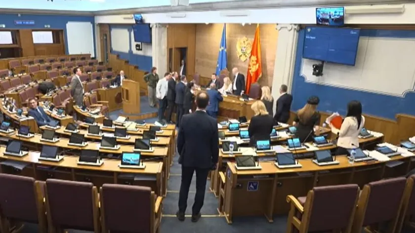 Karadağ Parlamentosu Oturumu Tartışmalar Sonucu Kesildi: Vekil Konuşma Hakkı Elinden Alındı