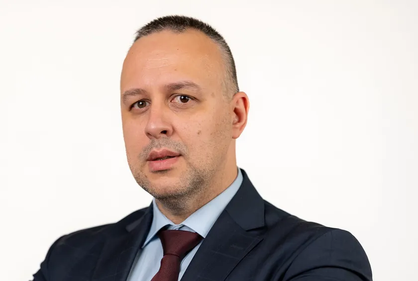 Opozisyondan hükûmete geçen eski milletvekilinin ailesi devlette işe alındı