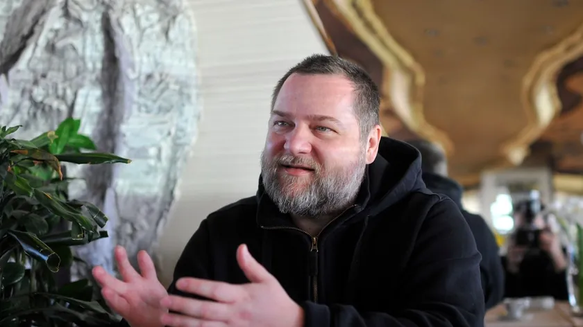 Ünlü Sırp aktör Nikola Pejaković'in dört parmağı var.